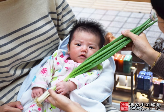 剃胎毛、滿月剃頭、嬰兒剃頭、嬰兒理髮、嬰兒剃髮、嬰兒剃胎毛、嬰兒滿月剃頭、寶寶剃頭、剃胎毛儀式、剃胎毛吉祥話、滿月剃頭儀式、滿月剃頭吉祥話、寶寶剃胎毛、寶寶滿月剃頭理髮、 新竹香山區剃胎毛、新竹香山區滿月剃頭、新竹香山區嬰兒剃頭剃胎毛、新竹香山區嬰兒理髮、新竹香山區嬰兒剃髮、曾寶寶(新竹香山區嬰兒寶寶滿月剃頭理髮、免費嬰兒剃胎毛儀式吉祥話)。中國風會場，爸媽寶貝免費穿「日中韓」古裝禮服。專業拍照、DVD光碟、證書。★購買「臍帶章、肚臍章、胎毛筆刷印章」贈送：剃頭、收涎、抓周，三選一。2015.12.21 照片10